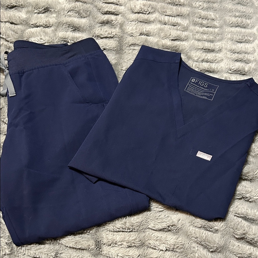 Figs in NAVY blue. Catarina one pocket top Medium. Zamora jogger Medium Petite.
